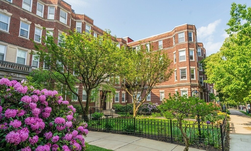 100 Queensberry St in Boston, MA - Building Photo