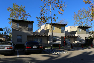 Orange Place Apartments in Escondido, CA - Foto de edificio - Building Photo