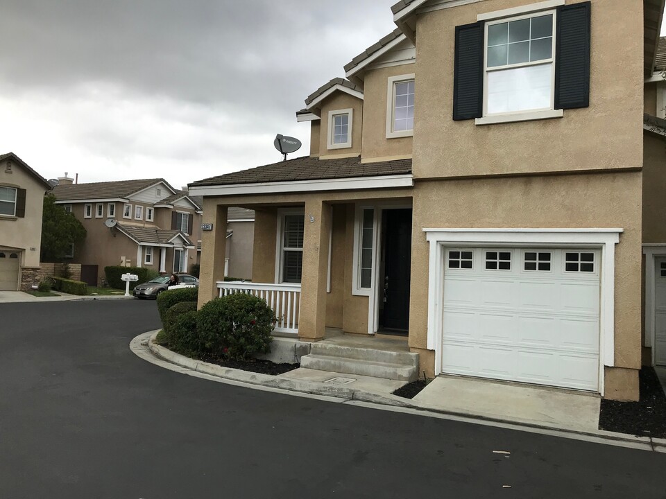 23347 Northbrooke Ln in Santa Clarita, CA - Foto de edificio