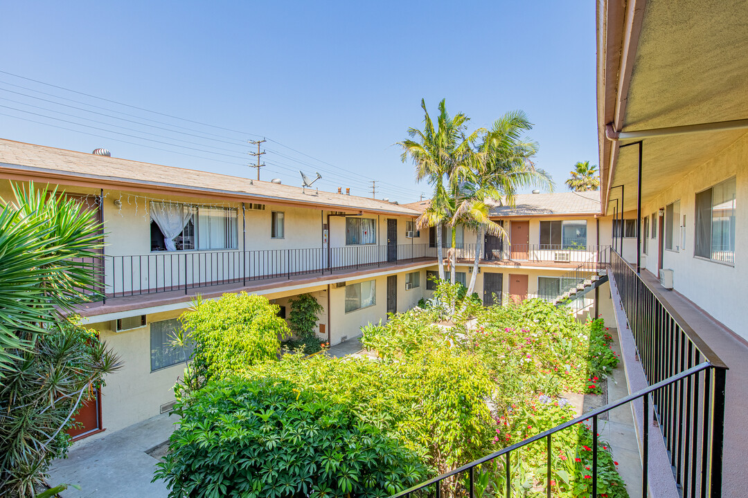 Parthenia Twin Apartments in Northridge, CA - Building Photo