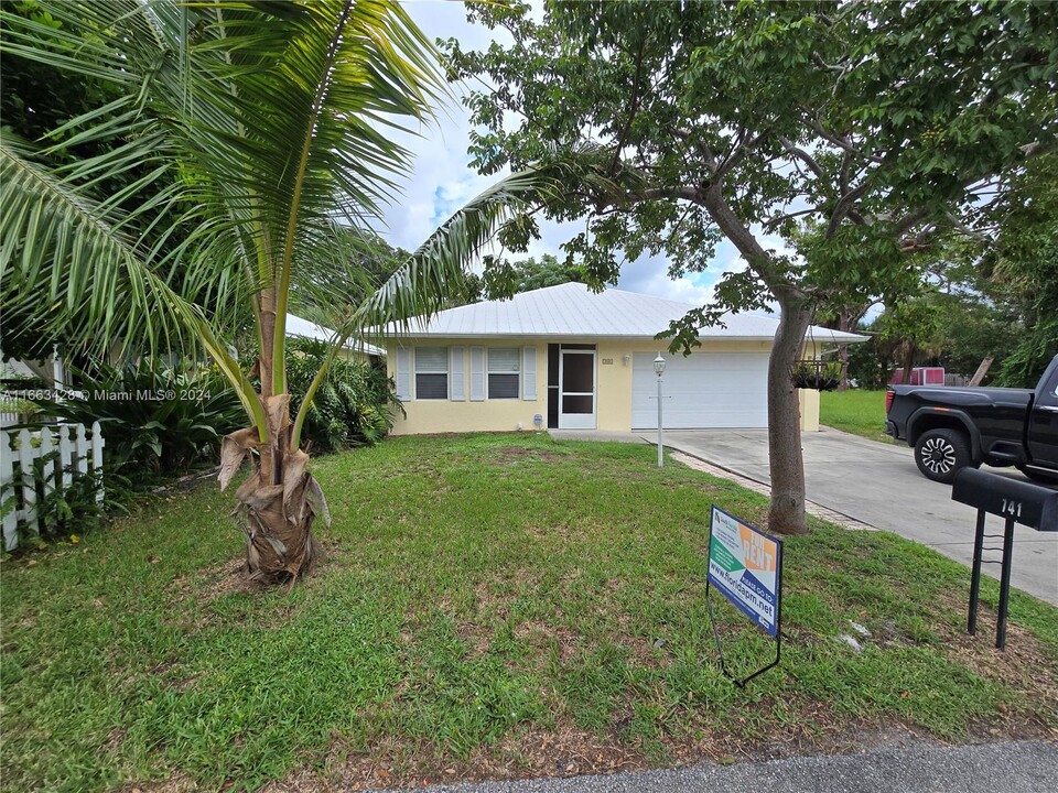 741 NE Stuart St in Jensen Beach, FL - Building Photo