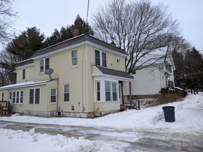 51 School St, Unit 3 in Augusta, ME - Foto de edificio - Building Photo