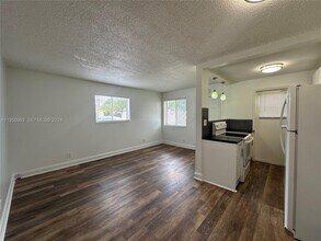 2325 Arthur St in Hollywood, FL - Building Photo - Building Photo