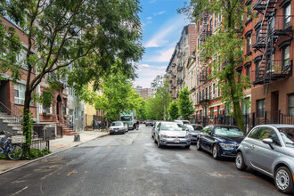 240 E 7th St in New York, NY - Foto de edificio - Building Photo