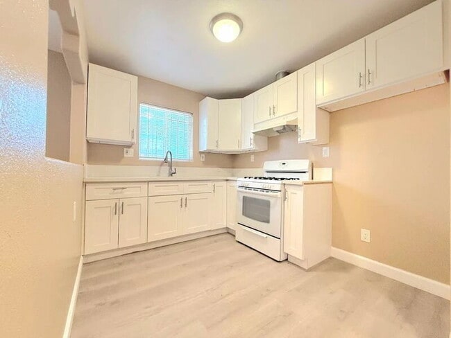 1385 E Vernon Ave in Los Angeles, CA - Foto de edificio - Building Photo