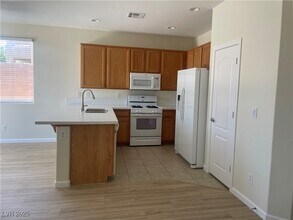 11208 Star Lily St in Las Vegas, NV - Building Photo - Building Photo