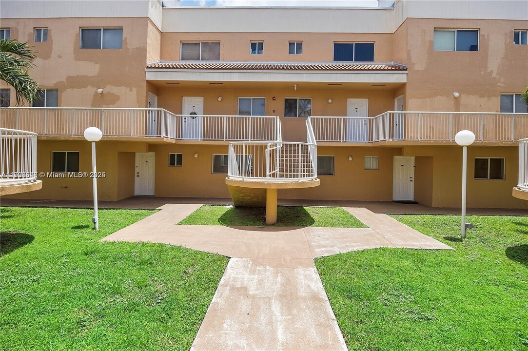 14909 SW 80th St in Miami, FL - Building Photo