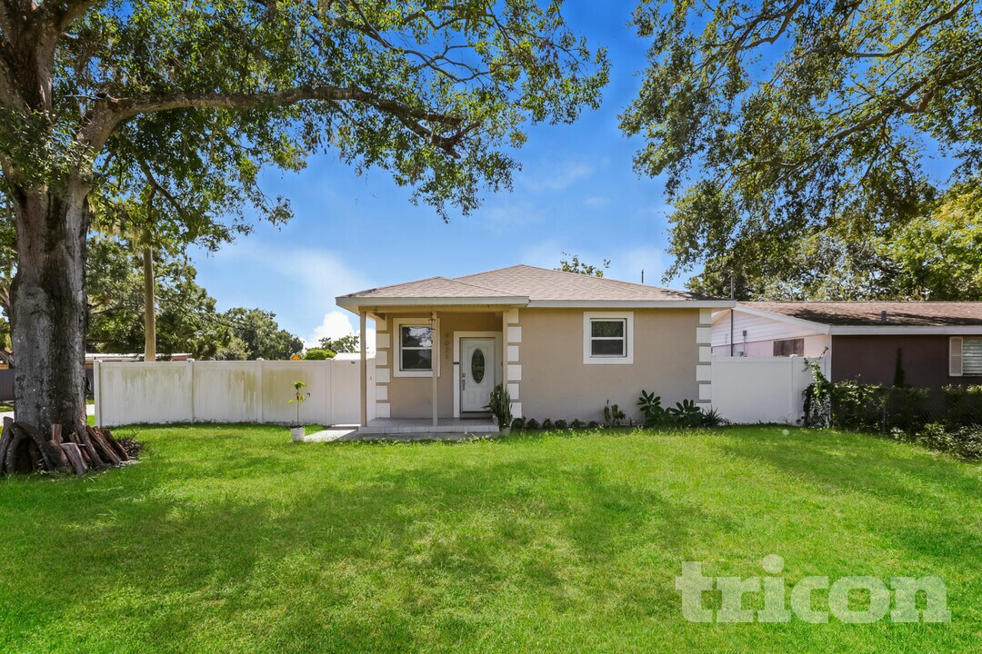 9021 Riverview Dr in Riverview, FL - Foto de edificio