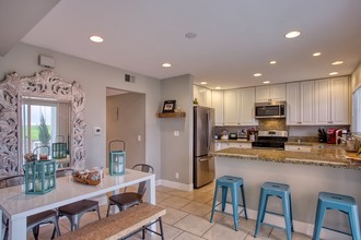 Peninsula Triplex in Newport Beach, CA - Building Photo - Interior Photo