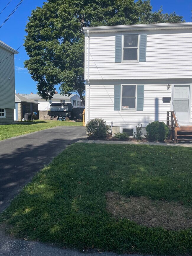 33 Larch St in East Providence, RI - Building Photo - Building Photo