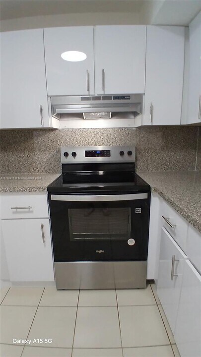 9419 Fontainebleau Blvd in Miami, FL - Building Photo