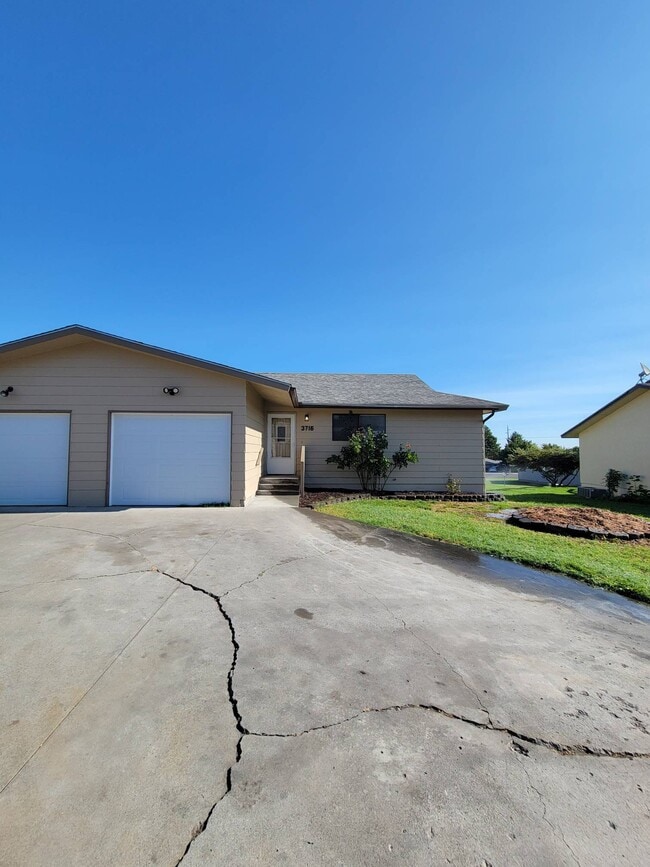 3716 W 17th Pl in Kennewick, WA - Building Photo - Building Photo