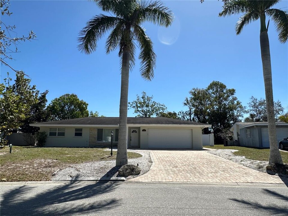 2502 Tulip St in Sarasota, FL - Building Photo