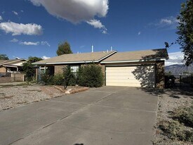 290 Asbury Rd NE in Rio Rancho, NM - Building Photo