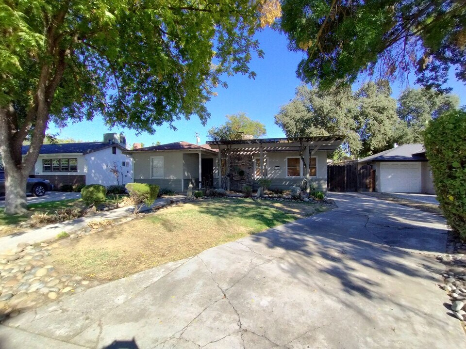 210 Covena Ave in Modesto, CA - Building Photo