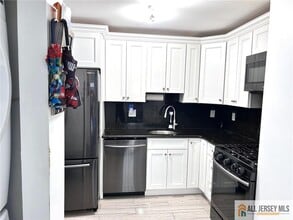 532 Cricket Ln in Woodbridge Township, NJ - Building Photo - Building Photo