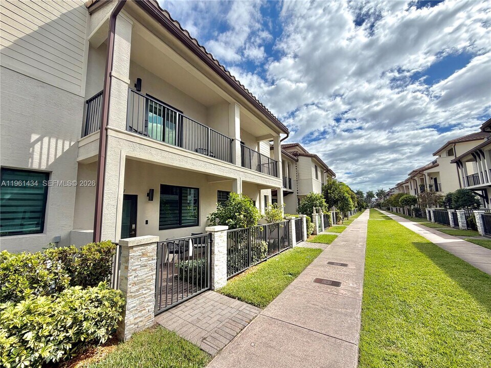4861 NW 83rd Path in Doral, FL - Building Photo