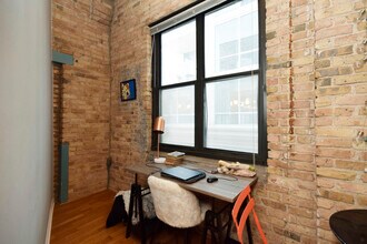 225 W Huron St, Unit 602 in Chicago, IL - Building Photo - Building Photo