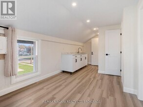 132 Waterloo St in Fort Erie, ON - Foto de edificio - Building Photo