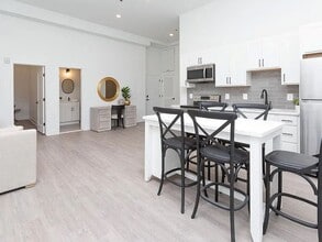 211 St Paul St in Baltimore, MD - Building Photo - Building Photo