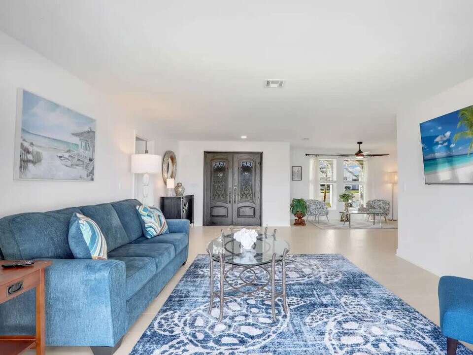 6920 Julie Ann Ct in Ft. Myers, FL - Foto de edificio