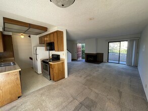 8722 Villa La Jolla Dr in San Diego, CA - Building Photo - Building Photo