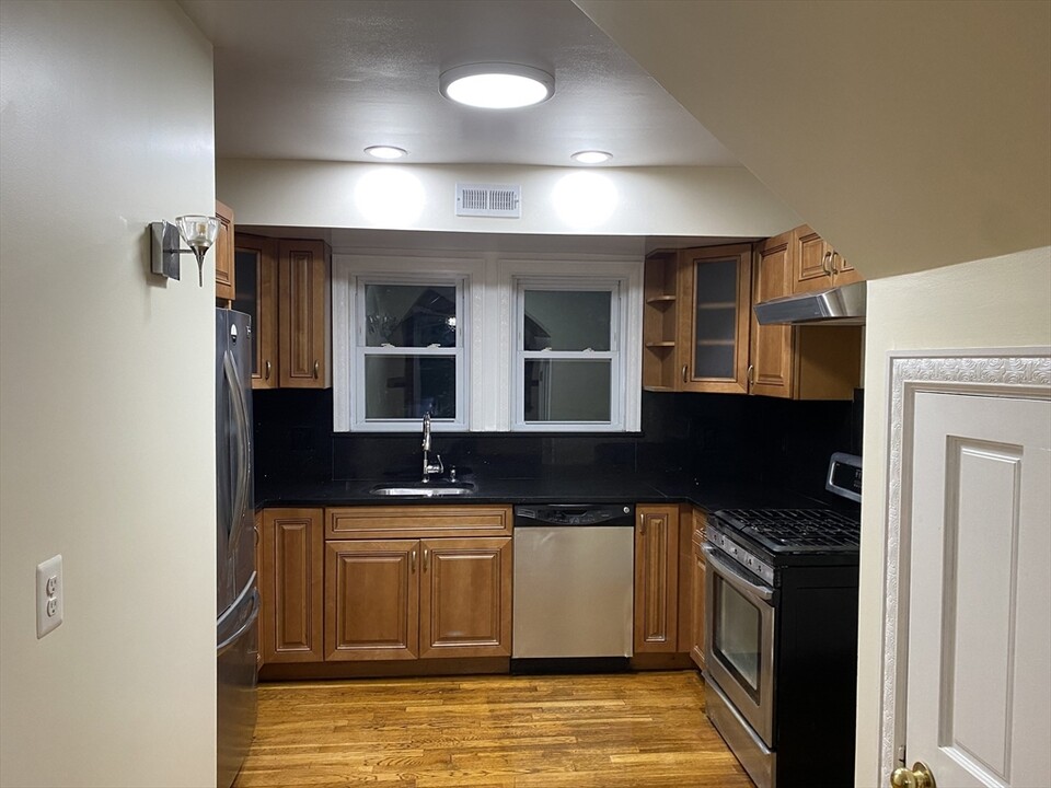 12 Eliot Cres, Unit 2 in Chestnut Hill, MA - Building Photo