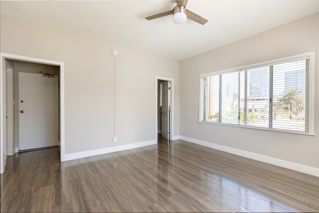 Gorgeous Newly Remodeled One Bedroom and S... in Los Angeles, CA - Building Photo