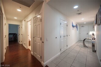 200 W Sahara Ave in Las Vegas, NV - Foto de edificio - Building Photo