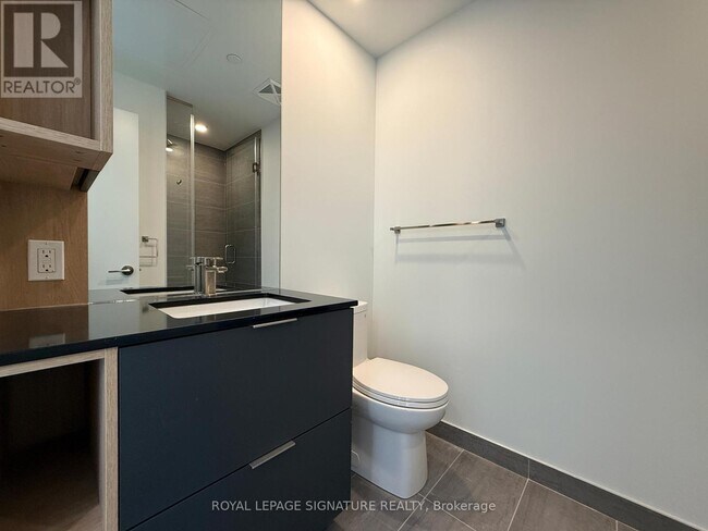 1 Fairview Rd E in Mississauga, ON - Building Photo - Building Photo