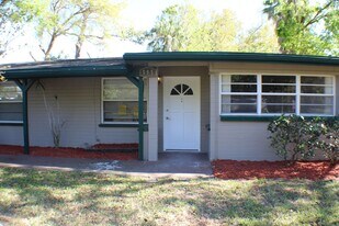 595 Brentwood Dr in Daytona Beach, FL - Building Photo