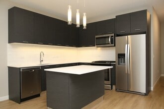 229 Park Ave, Unit LW-11 in Clarendon Hills, IL - Building Photo - Building Photo
