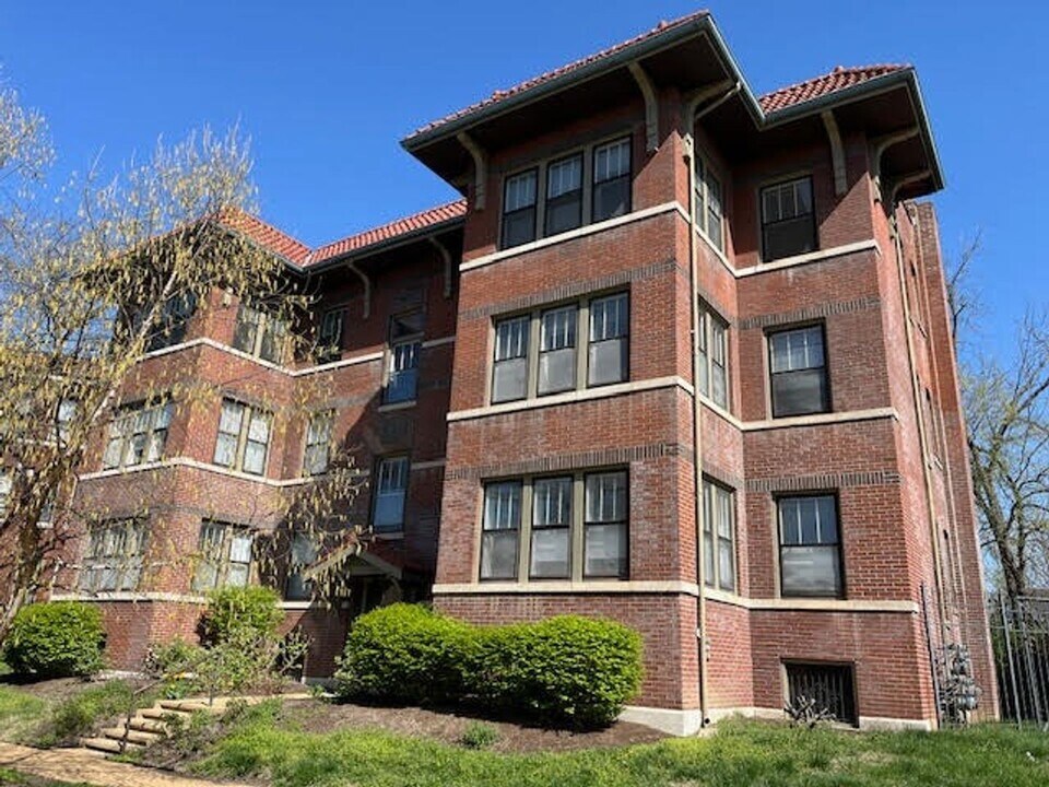 5803 Waterman Blvd in St. Louis, MO - Building Photo