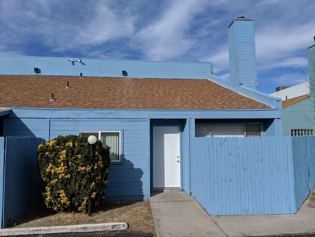 property at 1123 W Roger Rd