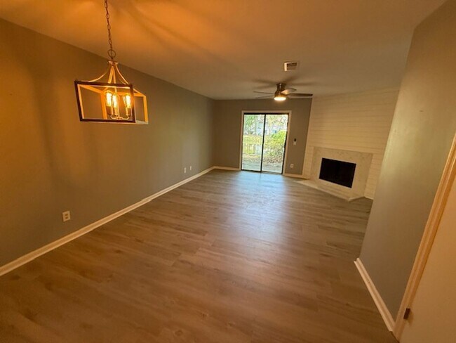 96 Mathews Dr in Hilton Head Island, SC - Building Photo - Building Photo