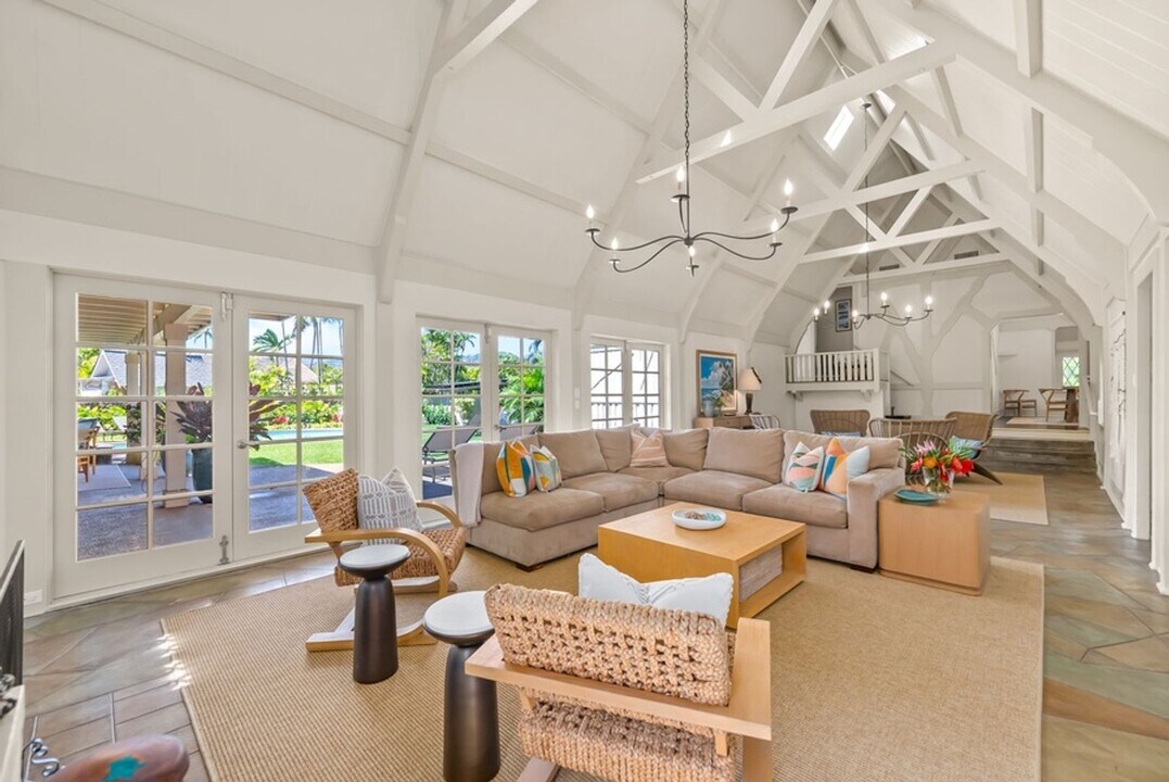 4584 Kahala Ave in Honolulu, HI - Building Photo