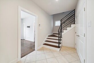 3041 Clinton Dr in Houston, TX - Building Photo - Building Photo