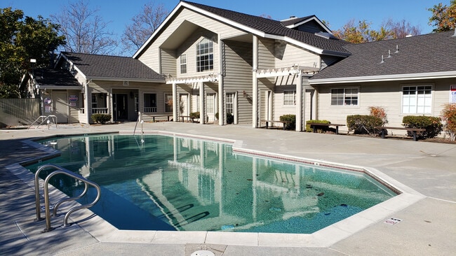 8170 Mountain View Dr, Unit Apt D in Pleasanton, CA - Foto de edificio - Building Photo