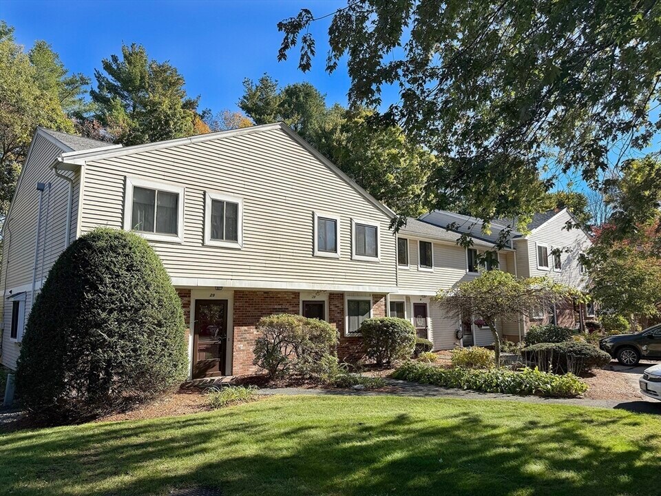 28 Apple Tree Hill Rd in Hopkinton, MA - Building Photo