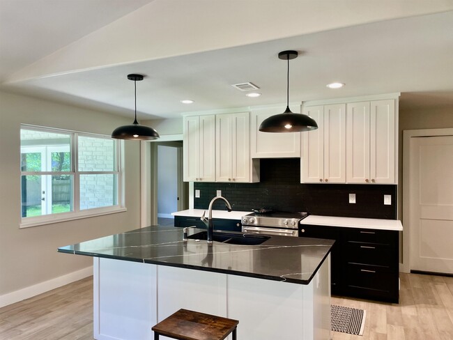 303 Mahan St in Meadowlakes, TX - Building Photo - Building Photo