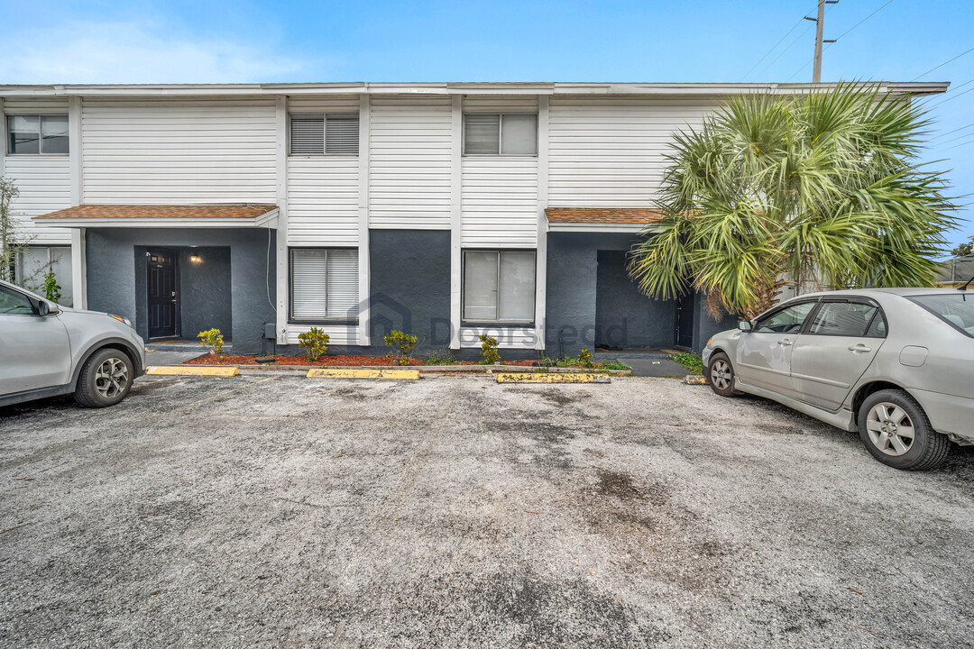 13056 N 20th St in Tampa, FL - Building Photo