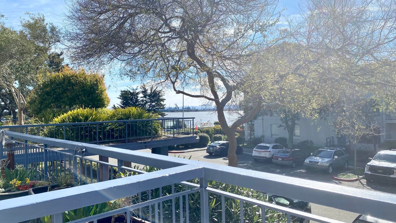 2 Commodore Dr in Emeryville, CA - Building Photo