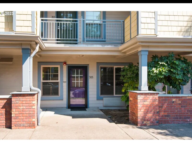 9837 NE Irving St in Portland, OR - Foto de edificio