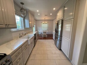 6954 Encino Ave in Los Angeles, CA - Building Photo - Building Photo