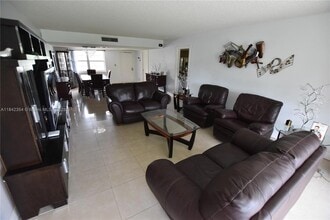 3800 Oaks Clubhouse Dr, Unit 309 in Pompano Beach, FL - Building Photo - Building Photo