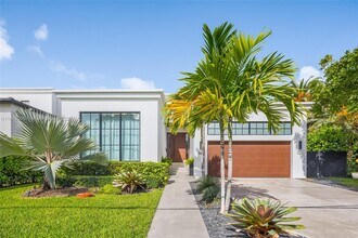 895 NE 76th St in Miami, FL - Building Photo - Building Photo