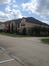 2038 Palm Forest Ln in Houston, TX - Foto de edificio - Building Photo