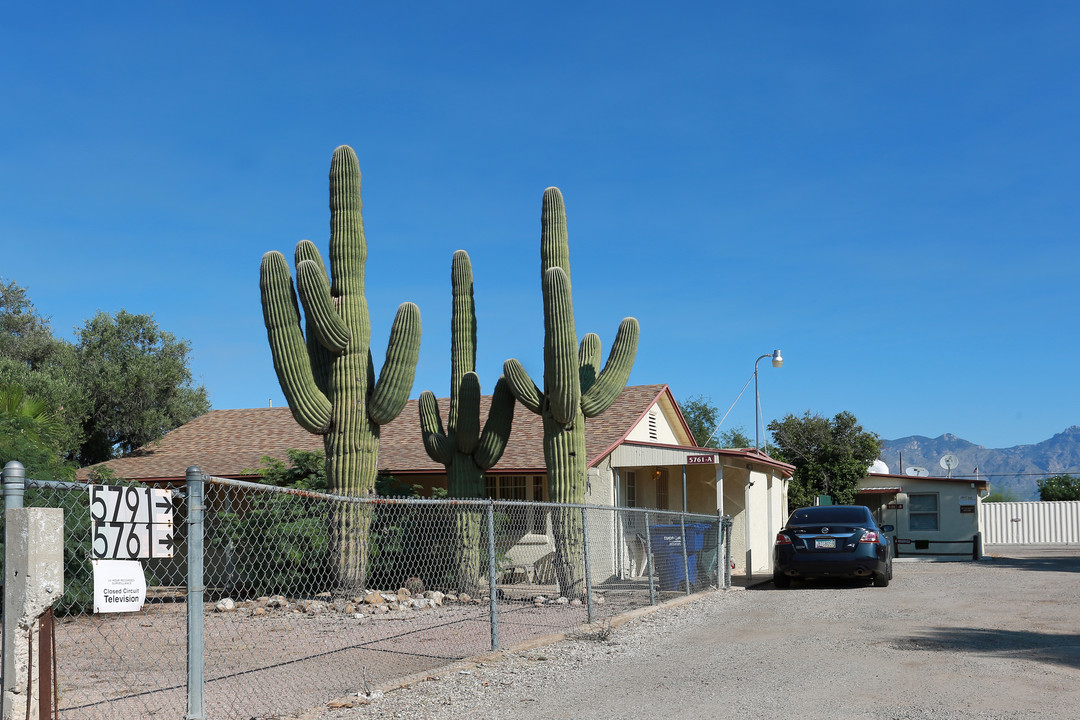 5761 E 24th St in Tucson, AZ - Foto de edificio