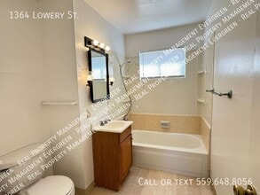 1364 Lowery St in Porterville, CA - Foto de edificio - Building Photo