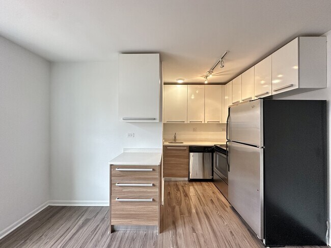 925 W Carmen Ave, Unit E7 in Chicago, IL - Foto de edificio - Building Photo